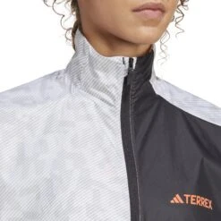 Adidas TERREX Trail Wind Jacket Women - White/grey Two HZ1319 -RunGear Elite adidas womens terrex trail wind jacket white grey two hz1319 3 1422755