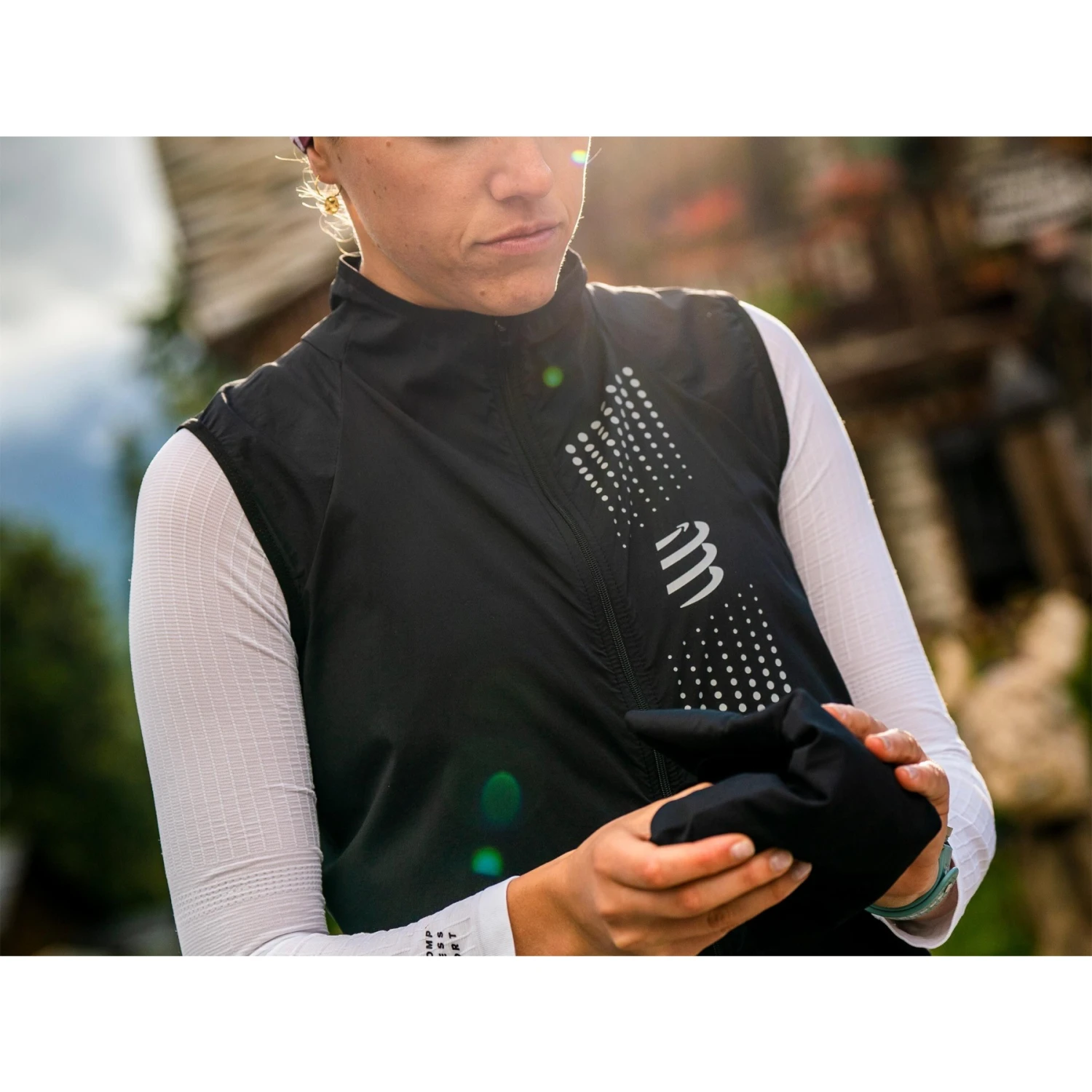 Compressport Hurricane Windproof Vest Women - Black AW00123B 9 Compressport Hurricane Windproof Vest Women - Black AW00123B - Image 9
