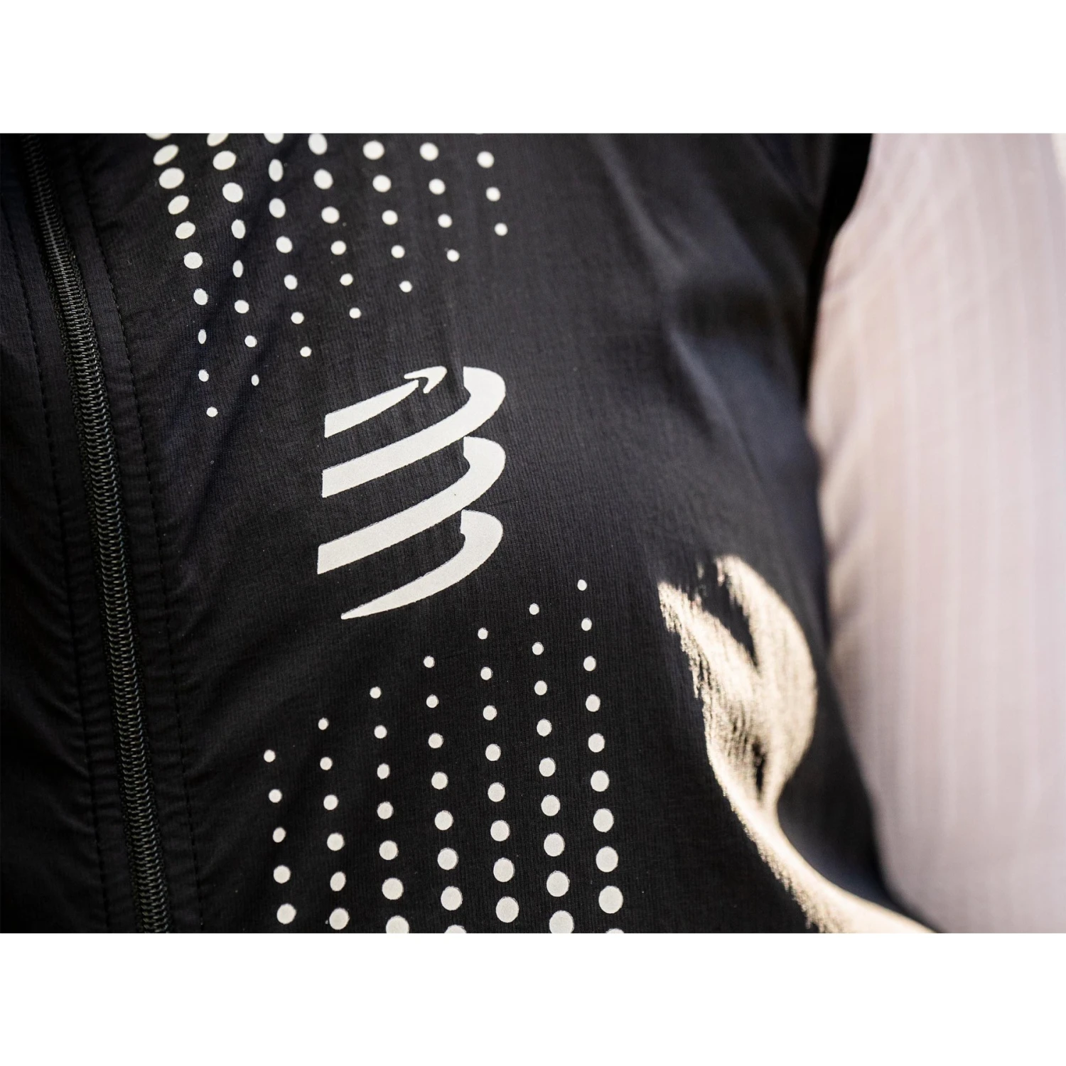 Compressport Hurricane Windproof Vest Women - Black AW00123B 10 Compressport Hurricane Windproof Vest Women - Black AW00123B - Image 10