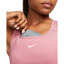 Nike Swoosh Medium-Support 1-Piece Pad Sports Bra Women - Black/white BV3636-010 9 Nike Swoosh Medium-Support 1-Piece Pad Sports Bra Women - Black/white BV3636-010 -RunGear Elite nike swoosh 1 piece pad sport bh mit mittlerem halt desert berry white bv3636 667 4 1310656