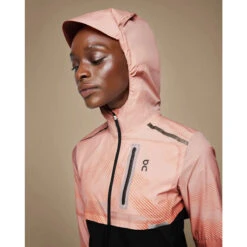 On Running On Weather Jacket Lumos Women - Woodrose & Black 9 On Running On Weather Jacket Lumos Women - Woodrose & Black -RunGear Elite on weather lumos laufjacke damen woodrose 4 1558289