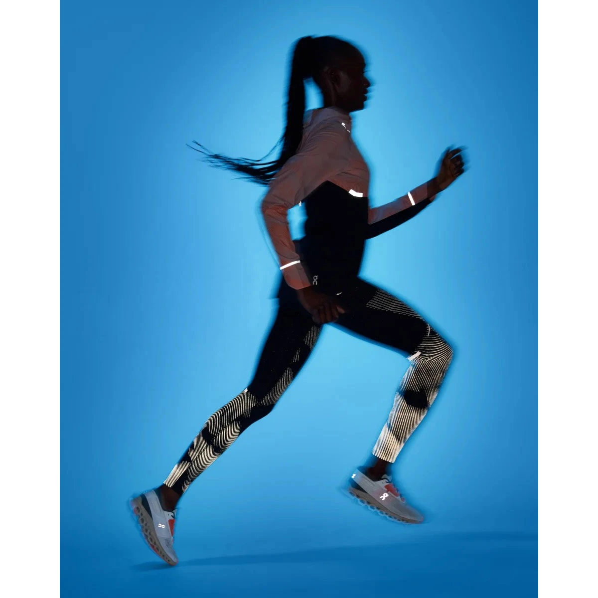 On Running On Weather Jacket Lumos Women - Woodrose & Black 6 On Running On Weather Jacket Lumos Women - Woodrose & Black - Image 6