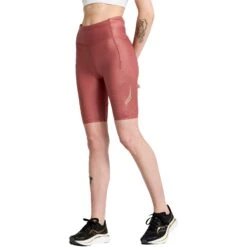 Saucony Pinnacle 8" Tight Shorts Women - Apple Butter -RunGear Elite saucony pinnacle 8 tight shorts women apple butter 3 1452166