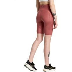 Saucony Pinnacle 8" Tight Shorts Women - Apple Butter -RunGear Elite saucony pinnacle 8 tight shorts women apple butter 4 1452167